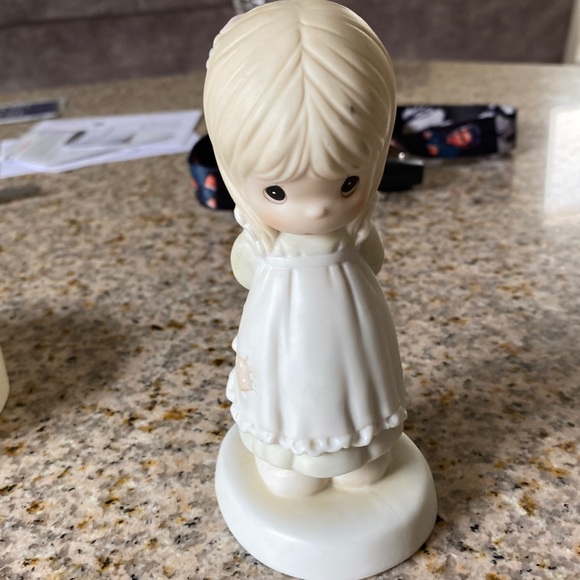 Precious Moments Figurine - Picture 1 of 3